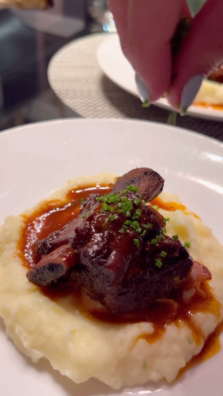Braised short rib with rich brown sauce on creamy mashed potatoes with chives.